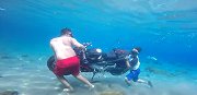 男子在海底发现一辆摩托车，俩人合力打捞上来，发现赚大了！