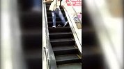 商场电梯突现大老鼠 众人惊吓 逃跑尖叫