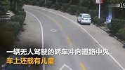 湖北一轿车无人驾驶冲向主干道 的哥下车飞奔救援跑丢鞋