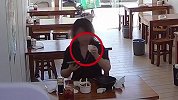 女子就餐将擦鼻涕纸扔进辣椒油，拿勺子用力按压后离去，监拍全程