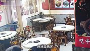饭店老板接孩子致店内无人，顾客撸起袖子自己干
