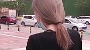 00后女子穿比基尼被偷拍 朋友发来视频她彻底懵了