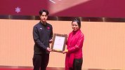王一博为杨倩颁发冰雪推广大使证书 一起助力北京冬奥会