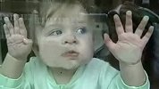 [搞笑]可爱的宝宝狂舔玻璃