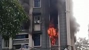 【江苏】南京一居民楼失火 5名城管救下98岁被困老人