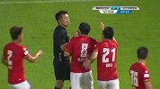 撕衣大戏！阿洛伊西奥持球遭拉拽 球衣破洞气愤抱怨