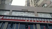 【湖南】天降横祸！湖南一大楼外墙砖块脱落 女子被砸中倒地