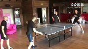赢球心情大好 魔笛与队友打乒乓休闲放松