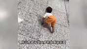 1岁男宝“猩猩爬”引热议，网友震惊称“膝盖不着地”，宝妈发声