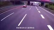 红色轿车高速任性变道，货车司机忍无可忍只好一脚油门