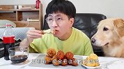 主人吃炸鸡不给金毛，狗子哈喇子要流出来了，看完忍住别笑
