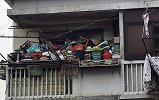 男子捡垃圾成瘾被邻居告上法庭 法警清运一小时还没到客厅
