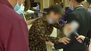 妈妈哭诉女儿理发被店员忽悠贷款十几万 店家：她有脑子的
