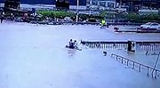内涝成祸！兄妹骑行突被卷入涵洞 危急时刻众人火速救援