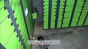 男孩一身反骨非要钻进快递柜，同伴反手关上门