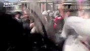 旅游-超发泄！伦敦广场上演千人疯狂互殴_clip
