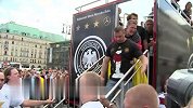 世界杯-14年-德国全队乘坐大巴士街头游行-新闻