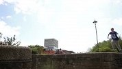 旅游-英国独臂少年成跑酷特技师 飞檐走壁无所不能