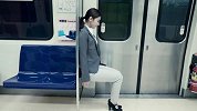 这操作太犯规 美女地铁上练瑜伽
