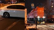 违停铁轨中央，沈阳一私家车逼停火车 车主被拘后道歉：去理发了