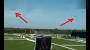 高速飞过球场的2个UFO
