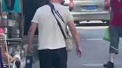 男子赤身裸体闲逛，还猛砸邻居门！居委会：他母亲去世，心情郁闷