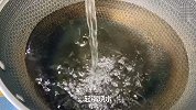 炒肥肠用油炸你就错了，难怪没有酒店的好吃，看厨师长如何操作！