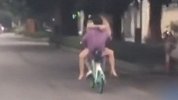 广东揭阳街头情侣老树盘根式骑单车玩命撒狗粮 惊呆后车司机