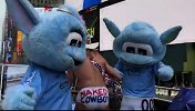 曼城吉祥物街头遇狂热粉丝 人美歌甜+小翘臀引关注