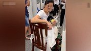 硬核大妈带木凳坐武汉地铁 你大妈还是你大妈