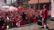 气氛炸裂！红军球迷“点燃”马德里 球迷广场成演唱会现场