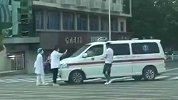 江苏街头两救护车当街抢病人？官方辟谣：有一辆只是路过