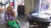 主人临走前让猴子看着锅，它却偷偷睡着，真让人操心