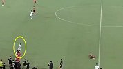 中甲赛场对手外援率先发现胡靖倒地 第一时间寻找救治人员