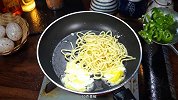 炒面条怎么炒才最好吃简单，我认为青椒鸡蛋炒面最好吃简单