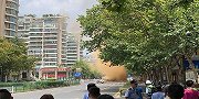 突发！杭州发生地面塌陷 还冒出大量黄尘