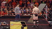 WWE-17年-经典时刻：小牛老板库班装X遭希莫斯凶残爆桌-精华