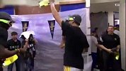 篮球-17年-享受这一刻吧!勇士更衣室疯狂自拍尽享香槟浴-专题