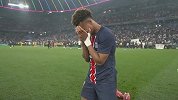 19岁加冕4冠王！杜埃夺得欧冠冠军瞬间掩面跪地哭泣