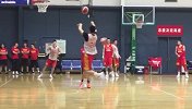 NCAA球员闪耀中国男篮集训课 张镇麟惊天暴扣