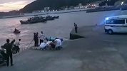 台风天海边拍婚纱照致2死1失联 新郎被救时紧抱新娘