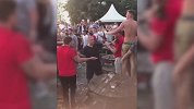 这啥操作？英格兰球迷酒吧嗨到互殴 连女将也上手