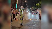 上海外滩街头现“机器人交警”，喊话字正腔圆手势标准！交警回应