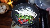 韭菜花怎么做好吃，简单又好吃的韭菜花炒金针菇，超级下饭