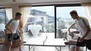 看他们玩乒乓真心捉急！彼得森全程傻笑金特尔全程骂娘
