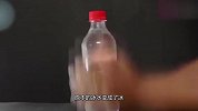 将一瓶接近零度的冰水，将瓶子在桌子上一磕，瓶子里水变成冰！