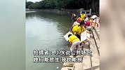 大妈河边放生鱼后，小伙将其全部捞出带走：公共场所，能放也能捞