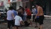 忙着打人不救人？男子车祸中救人反遭伤者家属群殴 其母也被打伤
