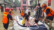暴雨来袭致城市多处积水、群众被困，武汉消防紧急转移数百余人