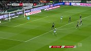 不莱梅中场连续配合 右路飞翼内切射门稍稍偏出
